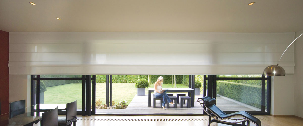 Vouwgordijnen geven een iets modernere uitstraling aan uw woning. Wanneer u een keuze maakt uit één van onze talrijke polyesterstoffen, bieden wij u ook een onderhoudsservice aan.
