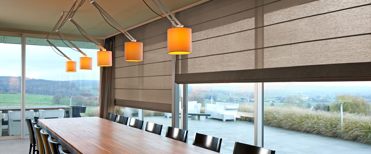 Vouwgordijnen geven een iets modernere uitstraling aan uw woning. Wanneer u een keuze maakt uit één van onze talrijke polyesterstoffen, bieden wij u ook een onderhoudsservice aan.